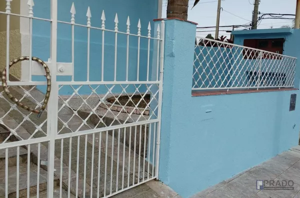 Terreno 7x23= Casa da frente tem 82,90 m² com 2 dormitórios, sala, cozinha, banheiro, área de serviço e 1 vaga;  Sobrado triplex nos fundos com 94,40 m² e 2 dormitórios, sala, cozinha, 3 banheiros, 2 dispensas, edícula com churrasqueira, terraço amplo e v