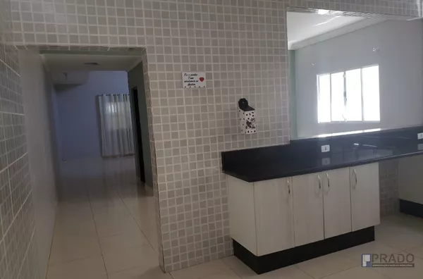 CASA MÉDIO ALTO PADRÃO CAMBIRI FERRAZ DE VASCONCELOS, 4DORMS SENDO UM DELES COM SUITE E VARANDA, 2 SALAS SENDO UMA DE TV E OUTRA DE JANTAR, MOVEIS PLANEJADOS NA COZINHA, LAVANDERIA, CHURRASQUEIRA E QUINTAL, GARAGEM 2 CARROS CABE MAIS NO CORREDOR, 2 PORTÕE