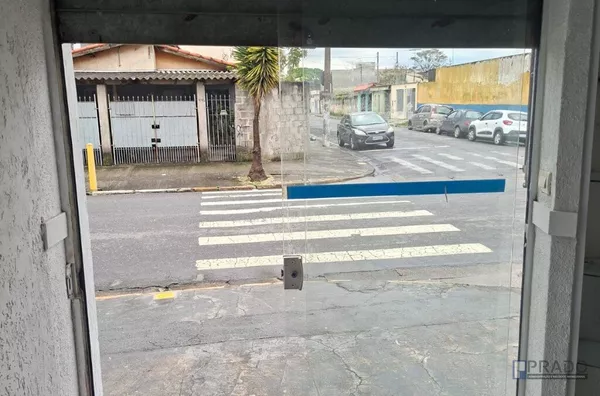 Locação Salão de Esquina na Av: Brasília em Suzano Próximo ao Supermercado Nagumo, 60m2: 10 de Frente por 6 de Fundos, Recepção, Escritório, 1 Sala e um WC, pode aproveitar Fachada;  R$ 2.200,00 incluso IPTU.