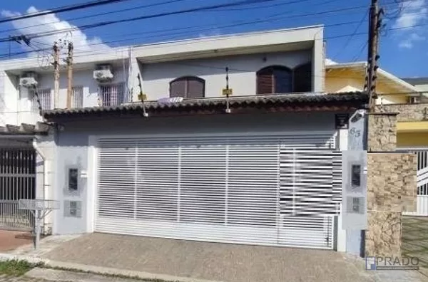 SOBRADO PRÓXIMO AO CENTRO DE SUZANO COM 3 DORMITÓRIOS COM ARMÁRIOS 1 SUITE 2 WCS SALA 2 AMBIENTES COPA E COZINHA ARMÁRIOS ÁREA DE SERVIÇO CHURRASQUEIRA, FORNO A LENHA EDÍCULA: COZINHA, QUARTO E BANHEIRO QUINTAL ENORME PORTÃO ELETRONICO HIDRO  TERRENO:462,