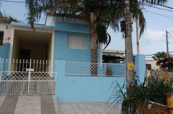 Terreno 7x23= Casa da frente tem 82,90 m² com 2 dormitórios, sala, cozinha, banheiro, área de serviço e 1 vaga;  Sobrado triplex nos fundos com 94,40 m² e 2 dormitórios, sala, cozinha, 3 banheiros, 2 dispensas, edícula com churrasqueira, terraço amplo e v