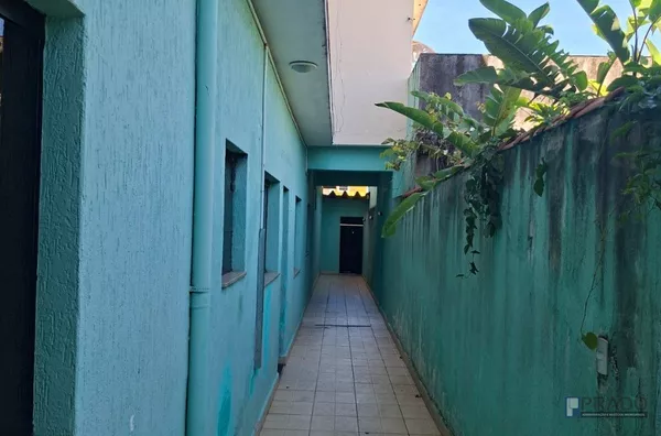4dorms sendo uma suíte, sala e cozinha grande, área Gourmet com Churrasqueira, forno e banheiro, 2 Vagas cobertas portão automático  3.200,00  incluso IPTU, 10minutos a pé da estação de trem de Suzano CPTM.