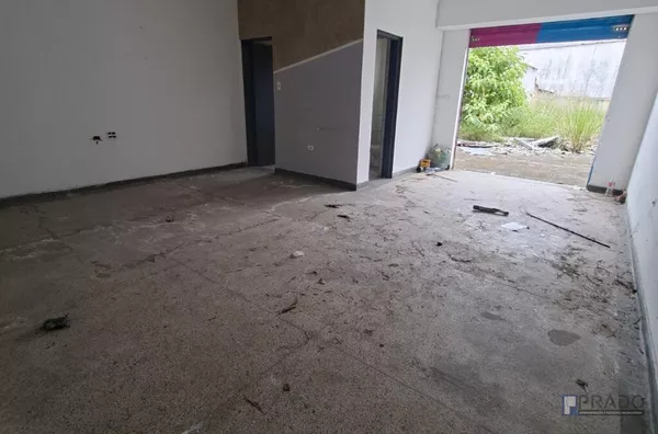 SALÃO DOS FUNDOS COM SAIDA PARA O ESTACIONAMENTO