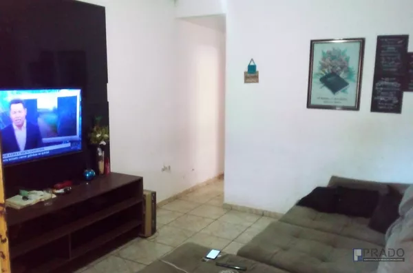 Casa Térrea: 3 dormitórios, Sala, Cozinha, Área gourmet com churrasqueira e fogão a lenha, Vaga para dois carros portão automático, com estrutura boa para sobrado.