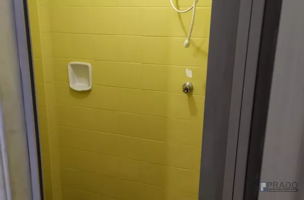 Excelente apartamento Alto Padrão com 85m² sala para dois ambientes sacada, cozinha com armários planejados, 02 dormitórios + dependência de wc , 01 banheiro social, 01 vaga de garagem. 200metros da praia pé na areia, aceita permuta de 285 mil o restante 