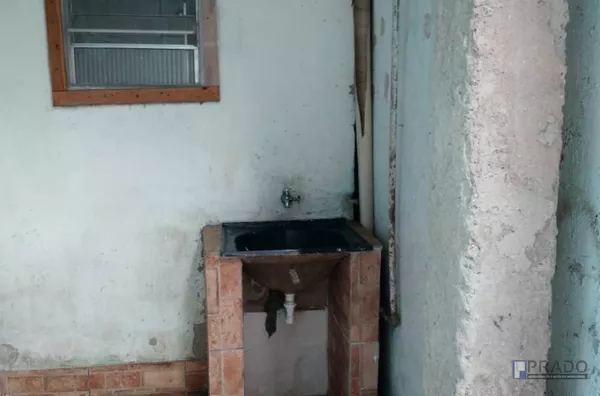 SOBRADO NOS FUNDOS COM 2 DORMITÓRIOS, SALA, COZINHA, 1 WC, ÁREA DE SERVIÇO, COM LAJE,    E NA FRENTE OUTRA CASA DE TELHA COM 2DORMS. COZINHA, BANHEIRO E 3 VAGAS, TERRENO DE 200 METROS FRENTE 7 X 28,5.  