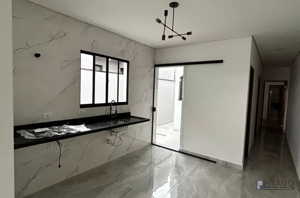 Casa Térrea  Residencial Mirage, 2dorms (1 suítes)piso porcelanato polido ( sala, cozinha), piso laminado nos quartos,  lavabo, lavanderia coberta, quintal, churrasqueira Gourmet, 2 vagas.