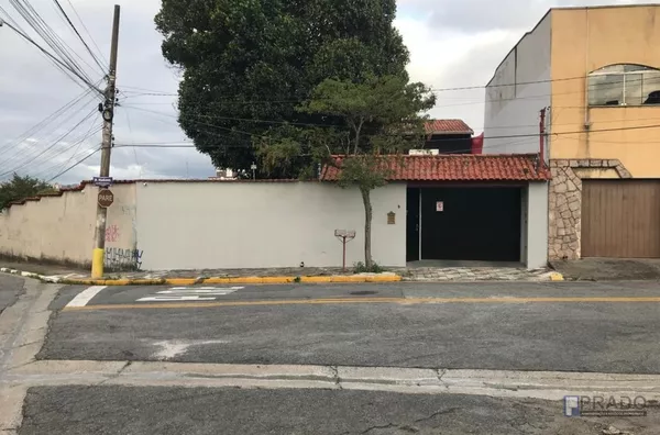 Parte superior tem 03 dormitórios, todos com porta balcão e varanda, um banheiro e área descoberta encima da garagem e nos fundos, na parte de baixo tem uma sala, cozinha, um cômodo grande que pode ser escritório ou dormitório, banheiro, lavanderia cobert