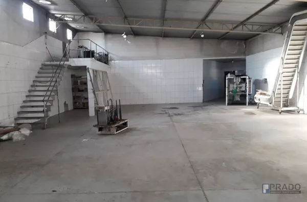 ÓTIMO GALPÃO CAMBIRI FERRAZ DE VASCONCELOS, 700 METROS PE DIREITO ALTO, COM ENTRADA DE CAMINHÃO, ESCRITÓRIO, 2 BANHEIROS E VESTIÁRIO.  VENDA DA CASA DE REFERENCIA: CA1795 JUNTO COM, GALPÃO CASA COM 4DORMS MÉDIO PADRÃO E CHURRASQUEIRA, CONFIRA A REFERENCIA