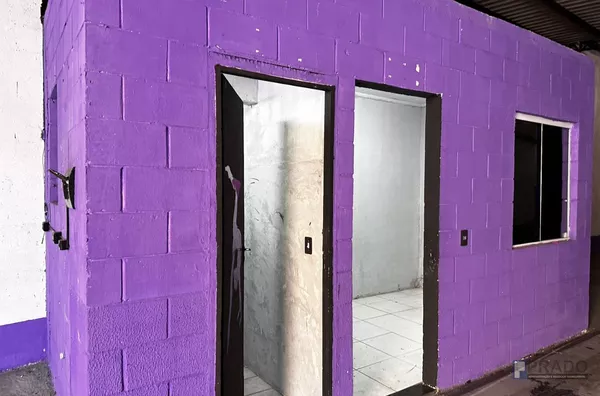 Salão para Locação com 2 frentes Rua Alfredo Batista Pizzolato, 71 - Vila Figueira e outra na Marginal do Una em Suzano, 240m², com 1 Escritório e 1 Banheiro.