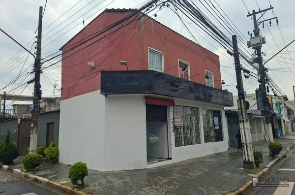 Locação Salão de Esquina na Av: Brasília em Suzano Próximo ao Supermercado Nagumo, 60m2: 10 de Frente por 6 de Fundos, Recepção, Escritório, 1 Sala e um WC, pode aproveitar Fachada;  R$ 2.200,00 incluso IPTU.