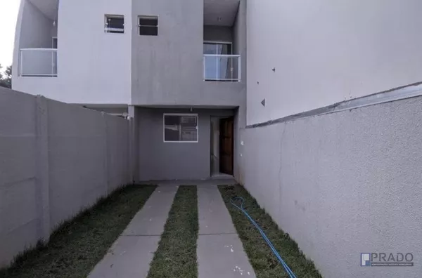 Sobrado de 2 dorms (2 suítes), sala, cozinha, lavabo, lavanderia coberta, quintal enorme, 2 vagas portão automático.