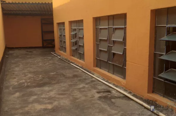 Ótimo galpão reformado para locação de 1.200m² em Ferraz de Vasconcelos - SP, mais detalhes na descrição abaixo: