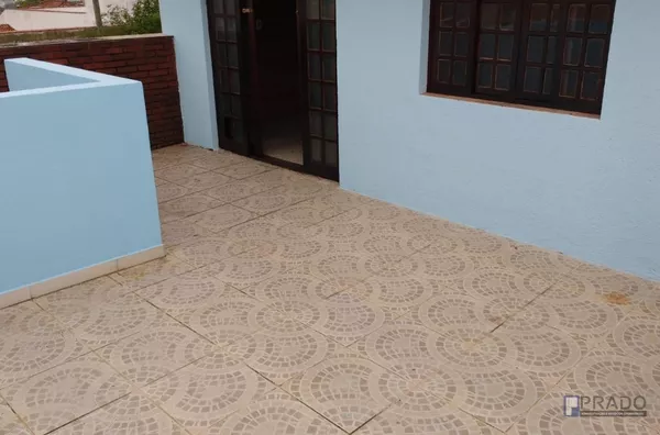 Terreno 7x23= Casa da frente tem 82,90 m² com 2 dormitórios, sala, cozinha, banheiro, área de serviço e 1 vaga;  Sobrado triplex nos fundos com 94,40 m² e 2 dormitórios, sala, cozinha, 3 banheiros, 2 dispensas, edícula com churrasqueira, terraço amplo e v