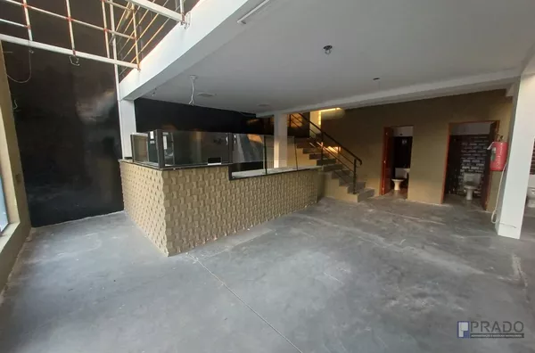 Salão para Aluguel, esquina da Nove de Julho (antigo VELOZ) com mezanino - Jardim Santa Helena, Suzano