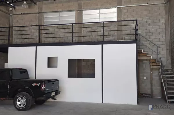 Galpão à Venda no Jardim Santa Inês próximo à Kimberly Clark com Área Construída de 241,82m²,  Sendo Galpão: 210m²  e  Mezanino 31,82m²