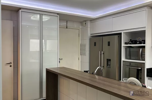 cozinha com balção e planejados modernos