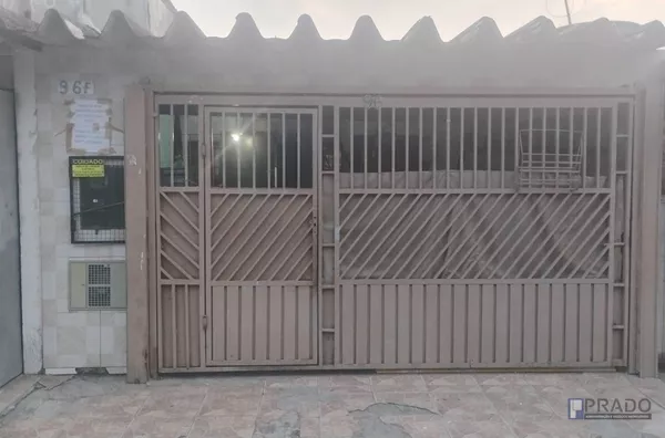 Venda de Casa no Jd.Casa Branca em Suzano, Casa do nível da Rua com: 2 quartos, Sala, Cozinha 2 Banheiros, 2 vagas coberta e outra Casa em Baixo, Segue mais informações na descrição Abaixo: 