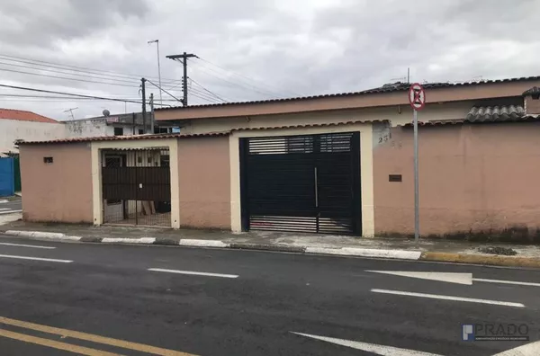 Imóvel a venda na Rua Júlio Alberto Mathey n. 231 e 241 e esquina com Rua Takuo Habu n. 155. - No n. 231 tem uma casa de laje e telhado com 2 dormitórios, sala, cozinha, banheiro, lavanderia coberta, área de lazer com churrasqueira e portão automático par