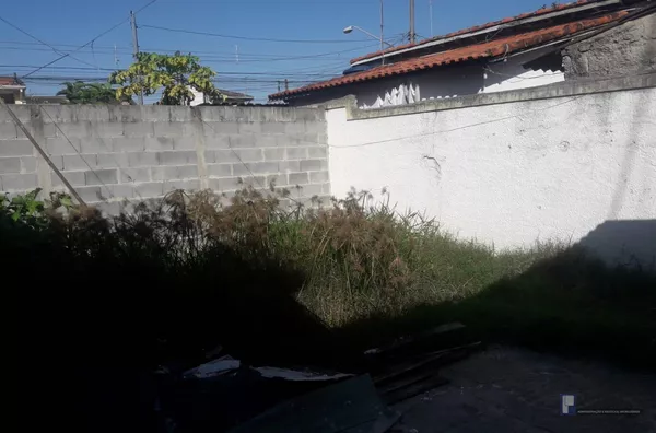 CASA 1DORM, SALA, COZINHA E BANHEIRO PISO E AZULEJOS NOVOS, QUINTAL, CASA VAI SER ENTREGUE COM PINTURA FEITA, 2VAGAS COBERTA, IMOVEL NA RUA DA SANTA CASA E PRÓXIMO ESTRADA DO UNA.