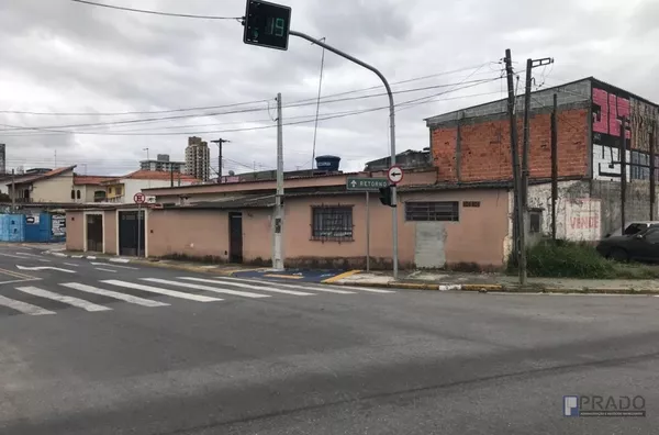 Imóvel a venda na Rua Júlio Alberto Mathey n. 231 e 241 e esquina com Rua Takuo Habu n. 155. - No n. 231 tem uma casa de laje e telhado com 2 dormitórios, sala, cozinha, banheiro, lavanderia coberta, área de lazer com churrasqueira e portão automático par
