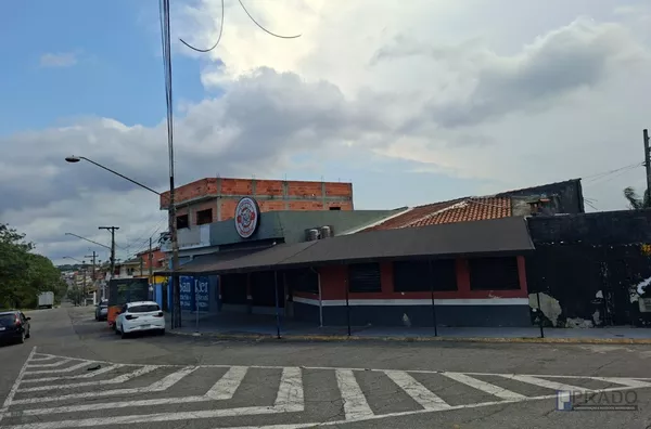 Venda de Imóvel de esquina no Colorado em Suzano - 184m² Terreno, de Construção 215m², Com 2 Salões comerciais e uma casa, Aceita Permuta, Segue mais detalhes na descrição abaixo: