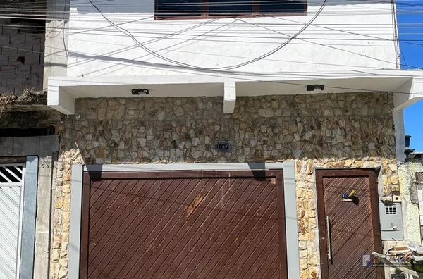 VENDA SOBRADO COM PISCINA, AO LADO DO SHOPPING, OPORTUNIDADE UNICA,   3 DORMITÓRIOS, SENDO 3 SUITES UMA COM GUARDA ROUPA EMBUTIDO E AR CONDICIONADO, COZINHA GRANDE, SALA DOIS AMBIENTES COM LAVABO, PISCINA GRANDE, 1 VAGA DE GARAGEM COBERTA E PORTÃO AUTOMÁT