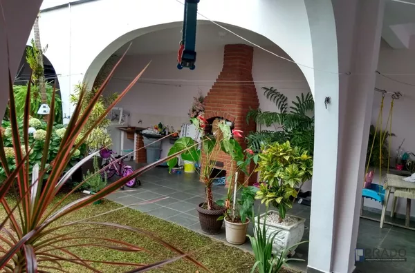 SOBRADO COM SALA 2 AMBIENTES, SALA DE JANTAR, COPA E COZINHA AMPLAS, 3 SUÍTES SENDO 2 COM HIDRO, 2 HALLS AMPLOS, TERRAÇOS GRANDES, 2 VAGAS COBERTAS , EDÍCULA COM 1 DORMTIÓRIO, COZINHA E BANHEIRO, LAVANDERIA, JARDIM, CHURRASQUEIRA, SISTEMA DE AQUEC