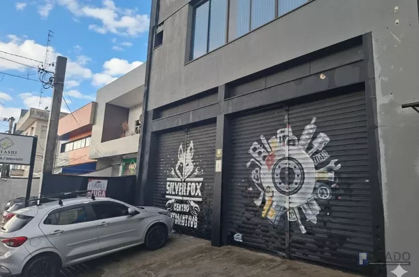 Locação Salão Comercial na Glicério, 320 m² de área construída, terreno 10 x 40 = 400 m², 2 banheiros, depósito, Copa, escritório, 4 metros de pé direito, estacionamento para 3 carros,  uma personalização pintura nas paredes e no chão,  Descrição Abaixo= 