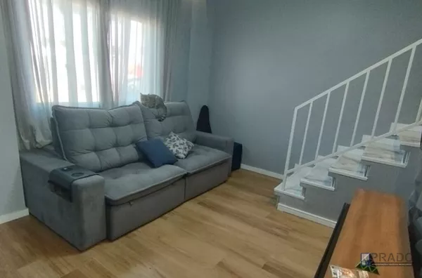 Sobrado de 75m² com 2 suítes e 2 vagas de garagem.