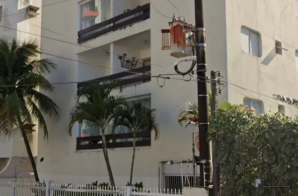 Excelente apartamento Alto Padrão com 85m² sala para dois ambientes sacada, cozinha com armários planejados, 02 dormitórios + dependência de wc , 01 banheiro social, 01 vaga de garagem. 200metros da praia pé na areia, aceita permuta de 285 mil o restante 