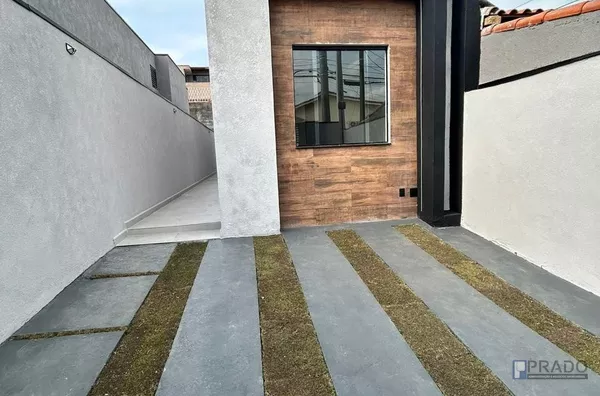 Casa Térrea  Residencial Mirage, 2dorms (1 suítes)piso porcelanato polido ( sala, cozinha), piso laminado nos quartos,  lavabo, lavanderia coberta, quintal, churrasqueira Gourmet, 2 vagas.