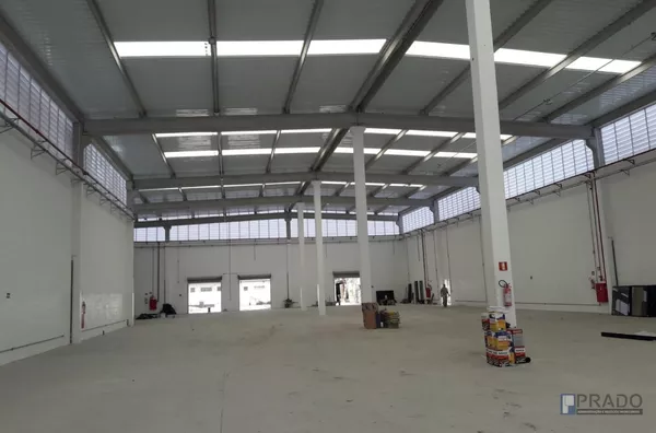 GALPÃO NOVO NO CORAÇÃO DE SUZANO 1.800 METROS, PÉ DIREITO DE 8 METROS, COM 5 BANHEIROS MASCULINO E 5 BANHEIROS FEMININO, ESCRITÓRIO, ESTACIONAMENTO COM 40 VAGAS DE CARRO ENTRADA PELA R:MIRAMBAVA E OUTRA ENTRADA NA MONSENHOR NUNO,  GALPÃO FICA NO MIOLO DE 