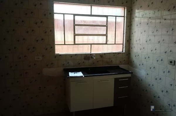 CASA PARA VENDA  NA ÁREA CENTRAL DE SUZANO COM 3 DORMITÓRIOS(1SUITE), SALA, COZINHA, 1 WC, ÁREA DE SERVIÇO, 2 VAGAS DE GARAGEM , A 5 MINUTOS DA ESTAÇÃO