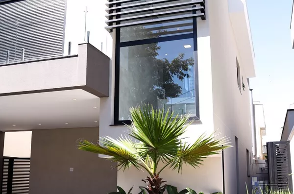 Venda: Excelente Sobrado Alto Padrão Em Condomínio, Novo, Mogi das Cruzes - SP, Condomínio Bella Citta Vilagio 1;  Piso Térreo: Cozinha, Sala de Jantar e Estar, Area de serviço, Depósito, Lavabo, Banheiro, Varanda Gourmet e Piscina, Vagas de Garagem; Piso