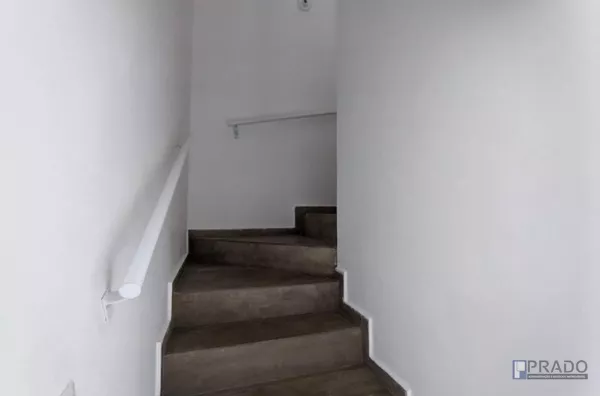 Sobrado de 2 dorms (2 suítes), sala, cozinha, lavabo, lavanderia coberta, quintal enorme, 2 vagas portão automático.