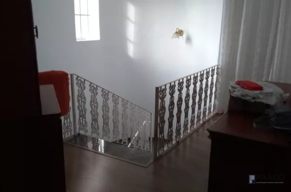 SOBRADO COM SALA 2 AMBIENTES, SALA DE JANTAR, COPA E COZINHA AMPLAS, 3 SUÍTES SENDO 2 COM HIDRO, 2 HALLS AMPLOS, TERRAÇOS GRANDES, 2 VAGAS COBERTAS , EDÍCULA COM 1 DORMTIÓRIO, COZINHA E BANHEIRO, LAVANDERIA, JARDIM, CHURRASQUEIRA, SISTEMA DE AQUEC