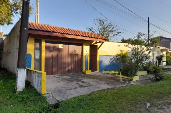 Litoral Bairro Santa Cruz em Itanhaém, 3dorms sendo uma suíte, sala, Cozinha, Banheiro, Vaga para 3 carros grandes ou 5 pequenos, Fundo da casa com poço de água e Área Gourmet, local para chegar na Casa Plano sem Morro, Área de terreno (330 m2), Área cons