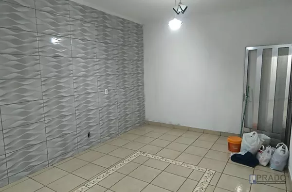 Casa Para Locação Casa Branca em Suzano - SP, 2 quartos sendo 1 suite, sala bem grande, Banheiro social, Cozinha com balcão, Área gourmet, Lavanderia grande, Um salão grande do lado de cima da casa, Garagem pra 2 carros pequenos com portão automático: