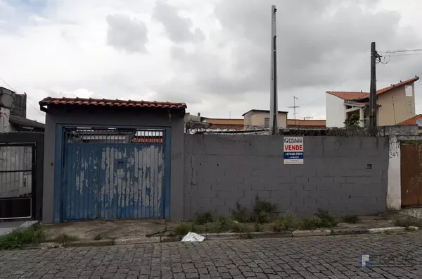 Casa no fundo,  terreno de 10x25 todo murado, com portão automático, Varanda grande, cozinha, sala, dorm com banheiro, Próximo ao Nagumo e Av: Brasilia na Vila Amorim, 15 minutos a pé até estação. 