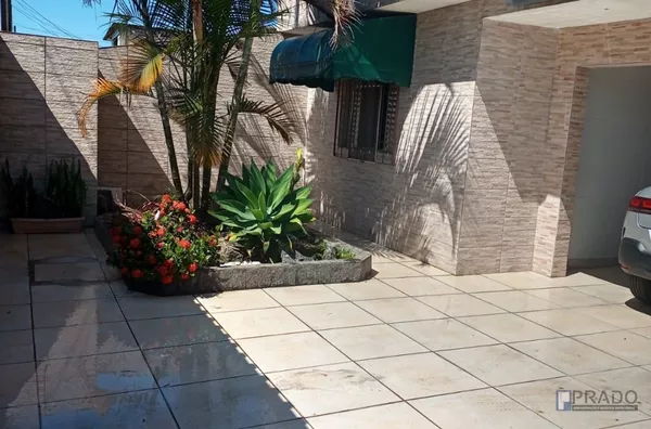 CASA TERREA AO LADO SHOPPING SUZANO, TERRENO: 10X31, AREA CONSTRUIDA: 183METROS, 2DORMS GRANDES, SALA E SALA DE JANTAR PISO LAMINADO, COZINHA COM MOVÉIS PLANEJADOS E BANHEIRO GRANDE, VAGA PARA 3 CARROS COBERTOS E PORTÃO AUTOMÁTICO, JARDIM NA FRENTE E AMPL