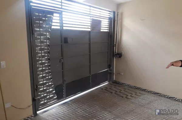CASA TERREA 2 DORMS GRANDE, SALA, COZINHA, BANHEIRO COM BOX, 2 VAGAS COBERTA E CABE MAIS UNS 2 CARROS NO CORREDOR LARGO PORTÃO AUTOMÁTICO;  CASA TODA DE LAJE E COBERTA COM TELHA, TUDO PRÓXIMO, AGENDE UMA VISITA AINDA HOJE 