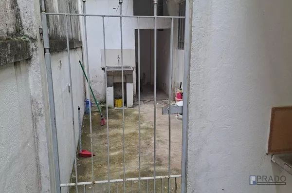 CASA TÉRREA (não individual) A 5 MINUTOS DA ESTAÇÃO DE SUZANO E CENTRO, COM 1 DORMITÓRIO, SALA, COZINHA, 1 WC, ÁREA DE SERVIÇO.