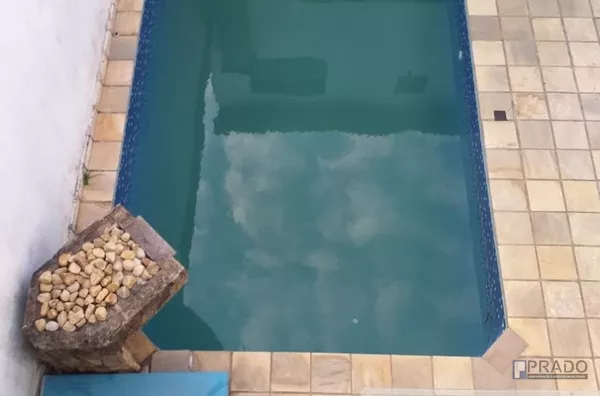 VENDA SOBRADO COM PISCINA, AO LADO DO SHOPPING, OPORTUNIDADE UNICA,   3 DORMITÓRIOS, SENDO 3 SUITES UMA COM GUARDA ROUPA EMBUTIDO E AR CONDICIONADO, COZINHA GRANDE, SALA DOIS AMBIENTES COM LAVABO, PISCINA GRANDE, 1 VAGA DE GARAGEM COBERTA E PORTÃO AUTOMÁT