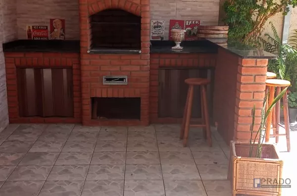 CASA TERREA AO LADO SHOPPING SUZANO, TERRENO: 10X31, AREA CONSTRUIDA: 183METROS, 2DORMS GRANDES, SALA E SALA DE JANTAR PISO LAMINADO, COZINHA COM MOVÉIS PLANEJADOS E BANHEIRO GRANDE, VAGA PARA 3 CARROS COBERTOS E PORTÃO AUTOMÁTICO, JARDIM NA FRENTE E AMPL