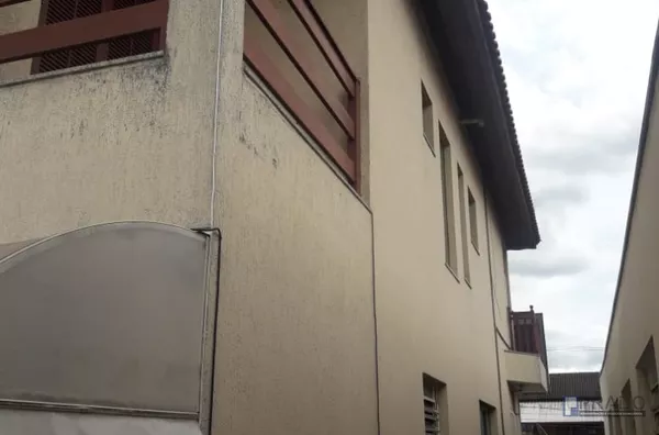 CASA 270 METROS SOBRADO, AO LADO DA PREFEITURA. 4 DORMS SENDO 3 SUÍTES, E UMA HIDRO COM LUZ , AR CONDICIONADO, SALA 2 AMBIENTES COM LAVABO, LAVANDERIA COBERTA, ESCRITÓRIO, QUINTAL NO FUNDO, COZINHA COM ARMÁRIOS, 2 BANHEIROS, 2 VAGAS DE CARRO COBERTA. - Foto 8