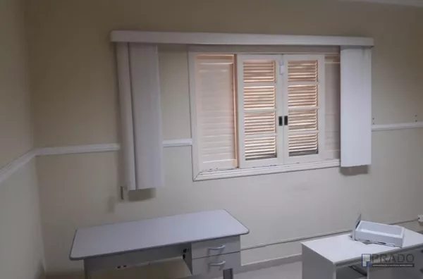 CASA 270 METROS SOBRADO, AO LADO DA PREFEITURA. 4 DORMS SENDO 3 SUÍTES, E UMA HIDRO COM LUZ , AR CONDICIONADO, SALA 2 AMBIENTES COM LAVABO, LAVANDERIA COBERTA, ESCRITÓRIO, QUINTAL NO FUNDO, COZINHA COM ARMÁRIOS, 2 BANHEIROS, 2 VAGAS DE CARRO COBERTA. - Foto 15