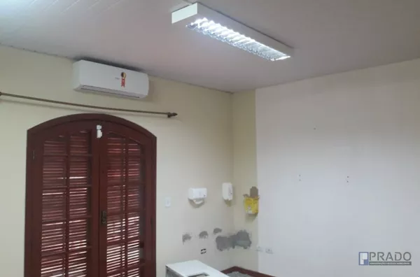CASA 270 METROS SOBRADO, AO LADO DA PREFEITURA. 4 DORMS SENDO 3 SUÍTES, E UMA HIDRO COM LUZ , AR CONDICIONADO, SALA 2 AMBIENTES COM LAVABO, LAVANDERIA COBERTA, ESCRITÓRIO, QUINTAL NO FUNDO, COZINHA COM ARMÁRIOS, 2 BANHEIROS, 2 VAGAS DE CARRO COBERTA. - Foto 20