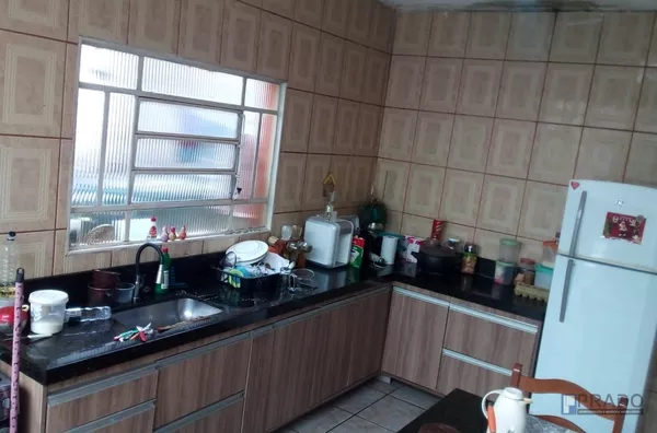 Casa Térrea: 3 dormitórios, Sala, Cozinha, Área gourmet com churrasqueira e fogão a lenha, Vaga para dois carros portão automático, com estrutura boa para sobrado.