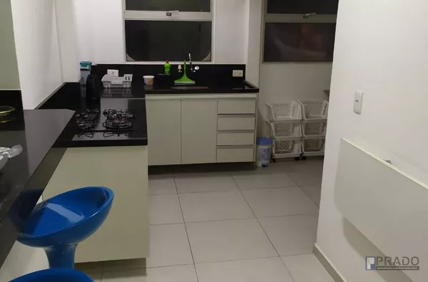 Excelente apartamento Alto Padrão com 85m² sala para dois ambientes sacada, cozinha com armários planejados, 02 dormitórios + dependência de wc , 01 banheiro social, 01 vaga de garagem. 200metros da praia pé na areia, aceita permuta de 285 mil o restante 